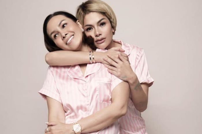 Tak pernah tersorot kamera, sosok ibunda Nikita Mirzani disebut-sebut mirip dengan Fitri Salhuteru