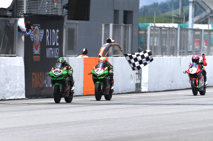 AM Fadly dan Aiki Iyoshi pembalap Motul Manual Tech Racing Team silih berganti memimpin hingga finish