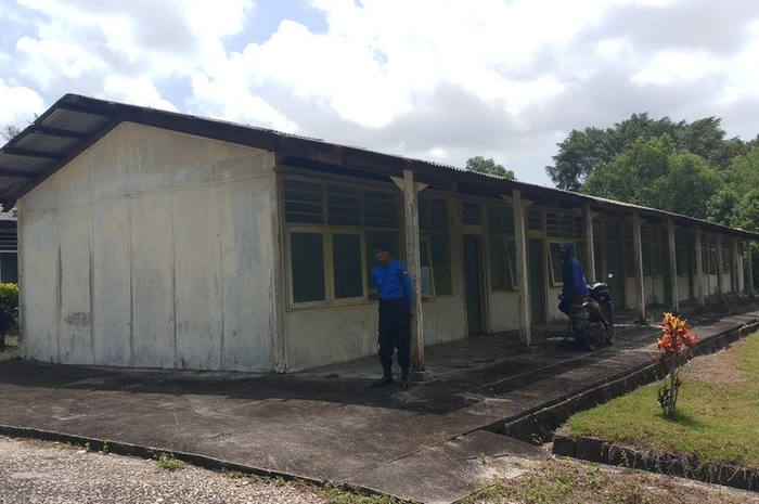 Atas izin Presiden Jokowi, eks kamp Vietnam di Pulau Galang, Batam, Riau dipilih menjadi lokasi berdirinya rumah sakit khusus corona.