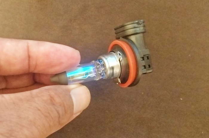 Mitos apa fakta, kaca lampu halogen tidak boleh dipegang