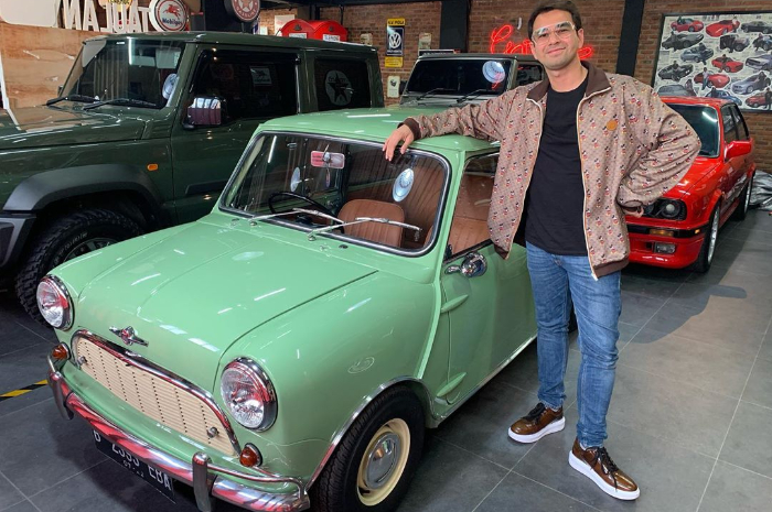 Raffi Ahmad membeli mobil antik kesayangan Andre Taulany seharga Rp 700 Juta