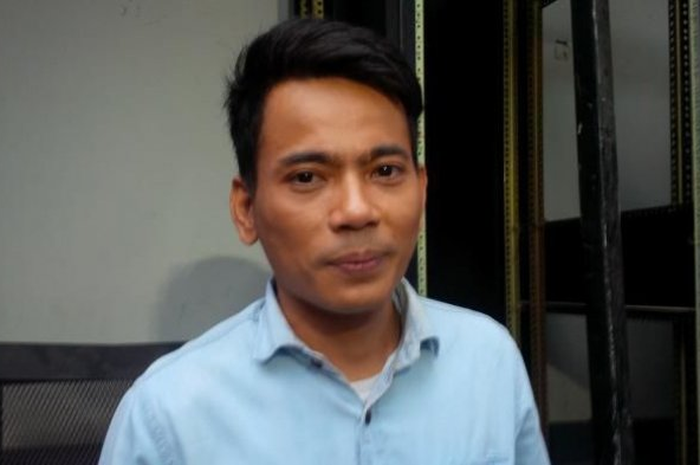 Penyanyi Indonesia Idol musim kelima (2008), Januarisman Runtuwenen (30) alias Aris Idol diabadikan usai menjalani shooting program bincang-bincang Rumpi, di Gedung Trans, Tendean, Jakarta Selatan, Kamis (12/11/2015).