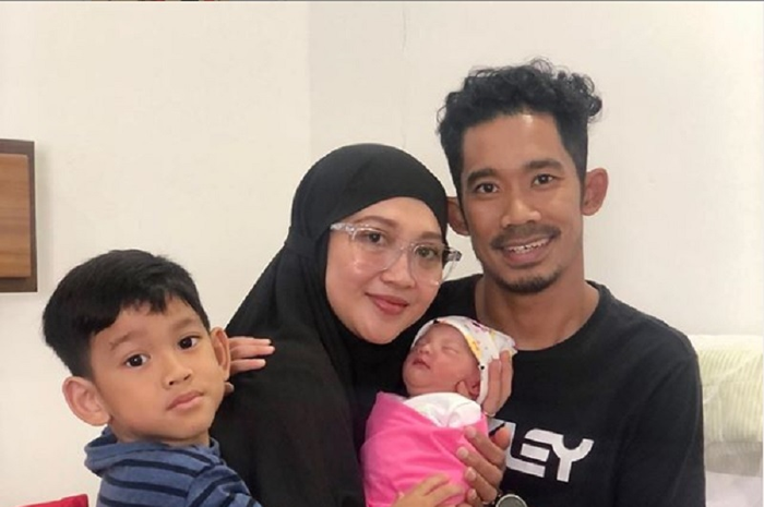 Kabar bahagia datang dari mantan pembalap Indonesia, M Fadli Imammudin yang hari ini dikaruniai anak kedua berjenis kelamin perempuan.
