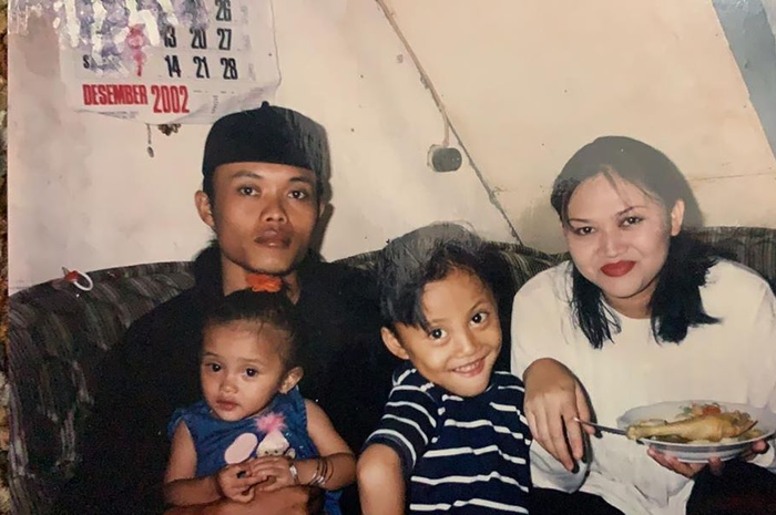 Rizky Febian memasang foto masa kecilnya, mengingat kebersamaan bareng orang tuanya, Sule dan Lina Zubaedah.