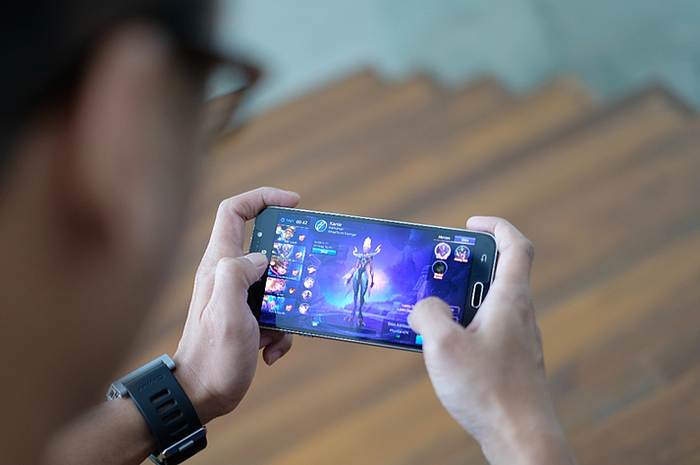 Ilustrasi main mobile game
