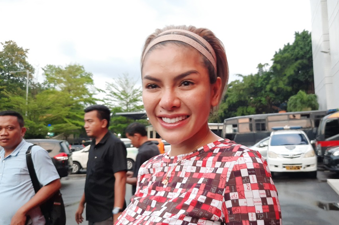 Nikita Mirzani saat ditemui Grid.ID di kawasan Polres Metro Jakarta Selatan, Selasa (10/3/2020).