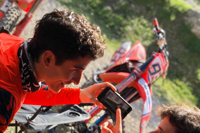 Ilustrasi. Marc Marquez latihan motocross dan udah sembuh dari cedera bahu sampai berani lompat tinggi melibas undakan atau double jump