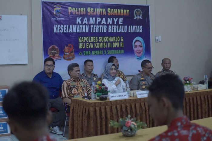 Polres Sukoharjo dan Anggota DPR RI Eva Yuliana menggelar kampanye keselamatan lalu lintas
