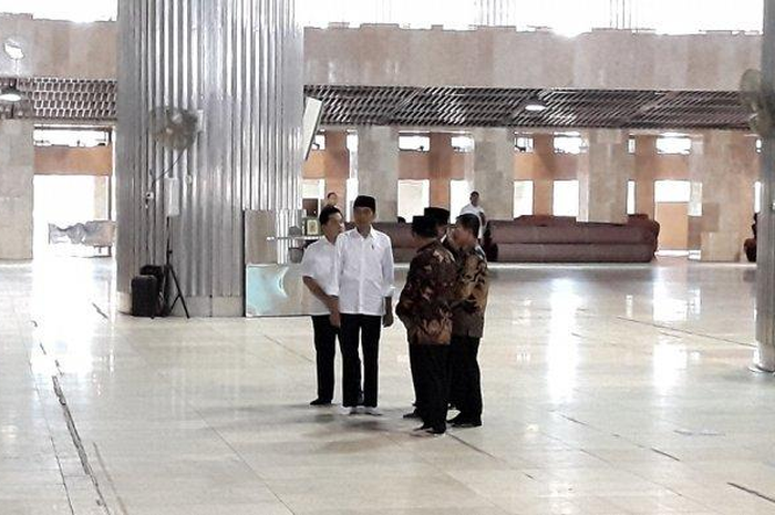Kini untuk menghindari penularan virus corona, ibadah berjamaah sudah tidak perlu dilakukan, termasuk salat berjamaah