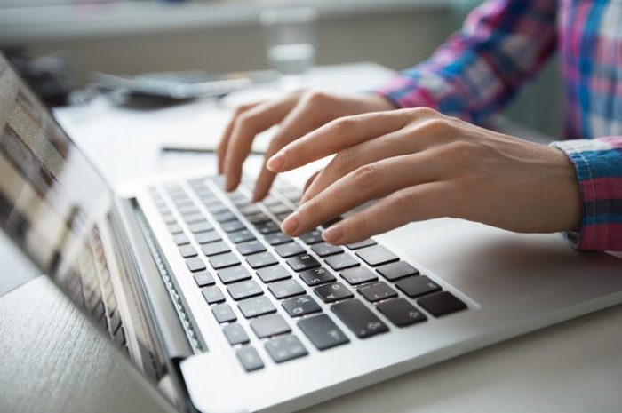 Ilustrasi seseorang yang menggunakan laptop dan keyboard