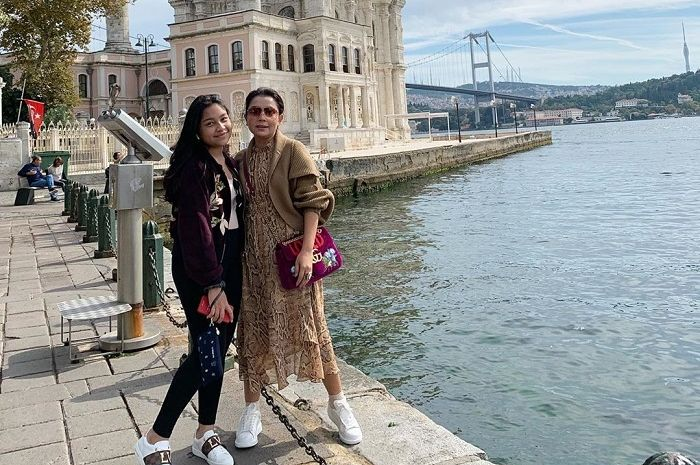 Potret Khirani Trihatmodjo dan Mayangsari saat berlibur ke Istanbul, Turki