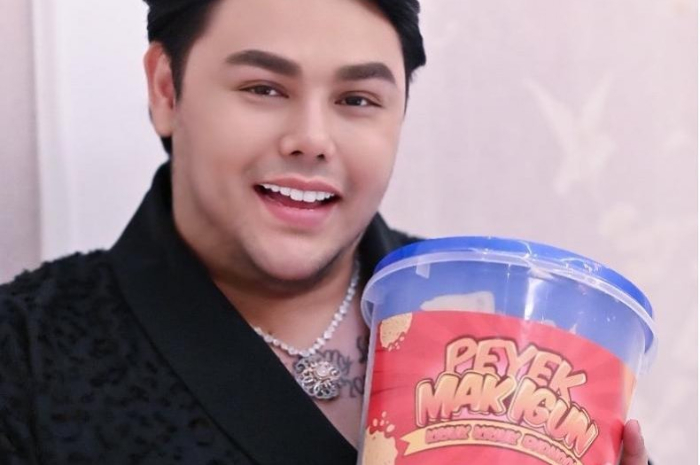 Ivan Gunawan berjualan peyek 