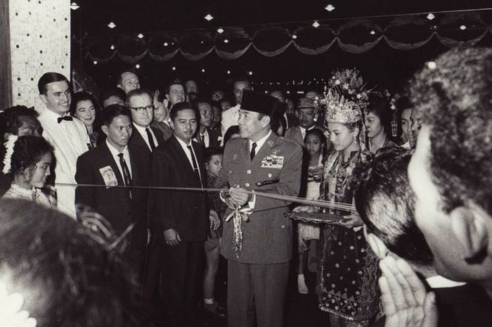 Sumber interaktif.kompas.id dengan judul "Sate Ayam dan Sedan Buick di Balik “Pelantikan” Presiden Soekarno"
