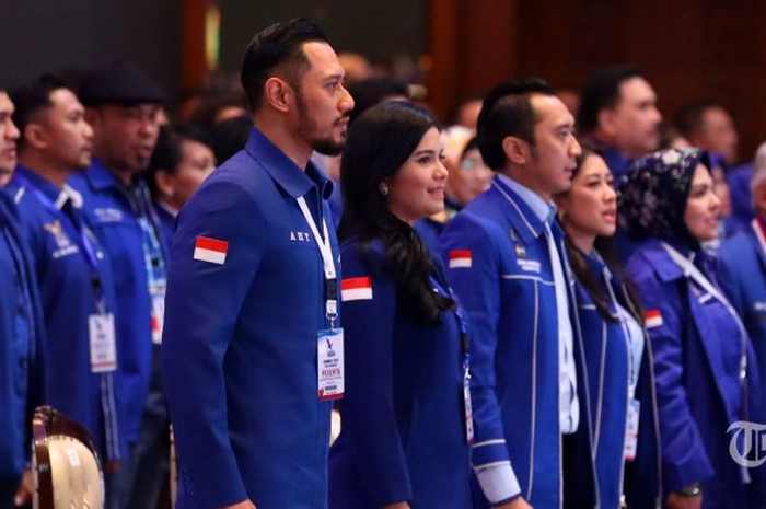 Agus Harimurti Yudhoyono secara aklamasi menggantikan ayahnya, Susilo Bambang Yudhoyon (SBY) sebagai Ketua Umum Partai Demokrat perideo 2020-2025.