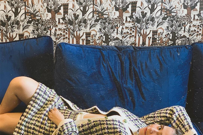 Penampilan modis Prilly saat foto sambil rebahan di sofa