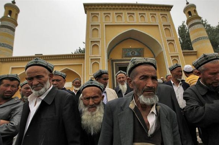 Suku Uighur mayoritas memeluk Islam.
