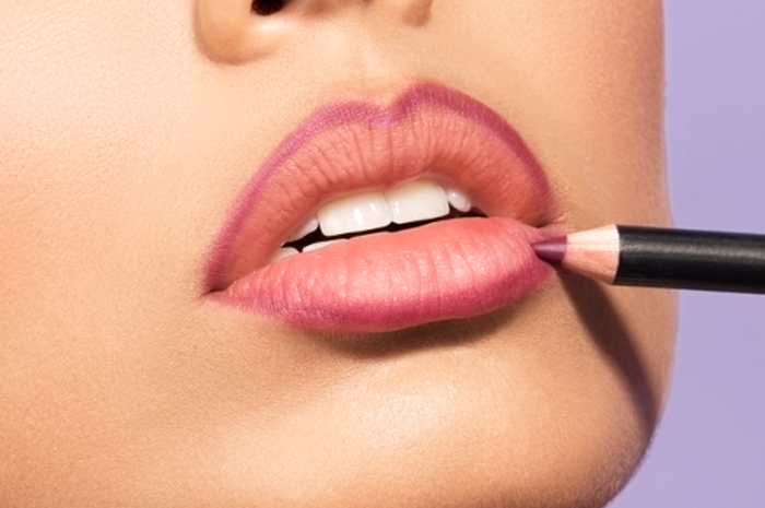 Memakai lip liner