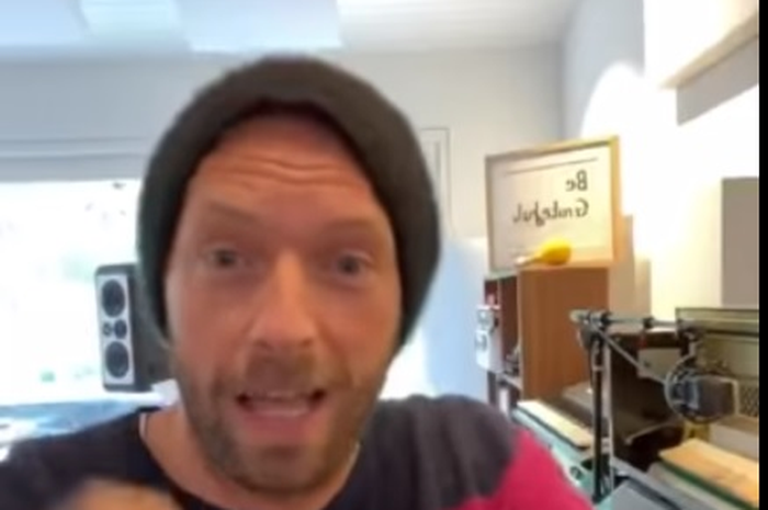 Chris Martin hibur penggemarnya di live instagram miliknya
