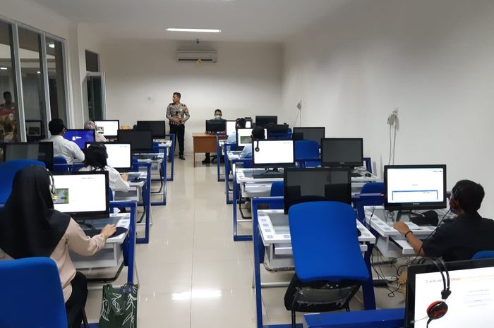 Suasana ujian komputer di Satpas SIM Daan Mogot, tetap buka di tengah merebaknya virus corona.