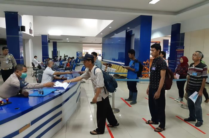 Jaga jarak dalam antrian sesama pengurus SIM untuk menghindari virus