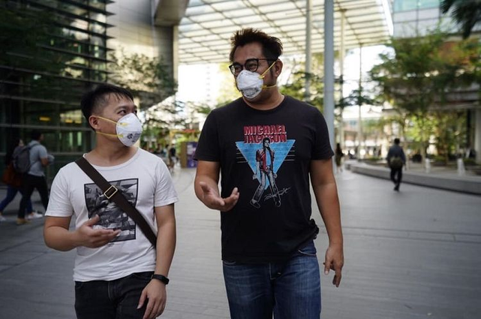 Pemandangan warga Singapura memakai masker menjadi hal yang biasa di tengah mewabahnya virus corona. Terlihat dua orang profesional pria memakai masker di University Town, National University of Singapore (NUS), Februari 2020(KOMPAS.COM/I KOMANG NARENDRA )