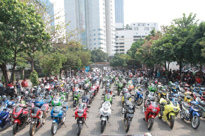Buat bikers yang aktif kopi darat (Kopdar) saat PSBB total dilaksanakan tidak boleh lebih dari 5 orang langsung dibubarin.