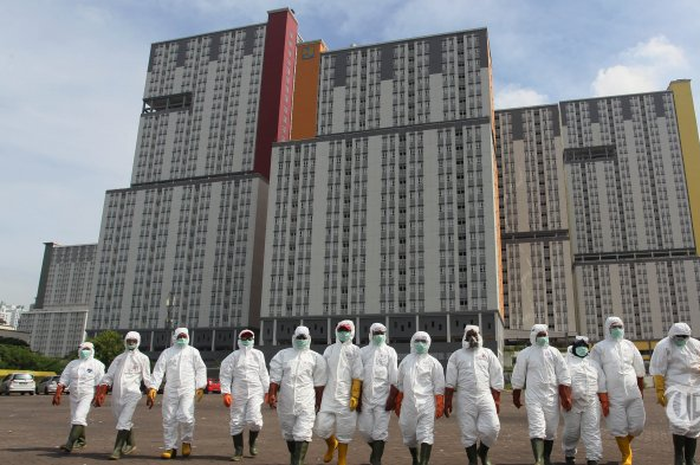 \Petugas Palang Merah Indonesia (PMI) bersiap melakukan penyemprotan cairan disinfektan untuk membersihkan Wisma Atlet Kemayoran, Jakarta, Sabtu (21/3/2020). Pemerintah telah menyiapkan Wisma Atlet Kemayoran sebagai rumah sakit darurat penanganan virus COVID-19