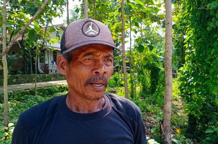 Suripto yang bertugas menggali makam untuk ibunda Jokowi Sudjiatmi Notomihardjo