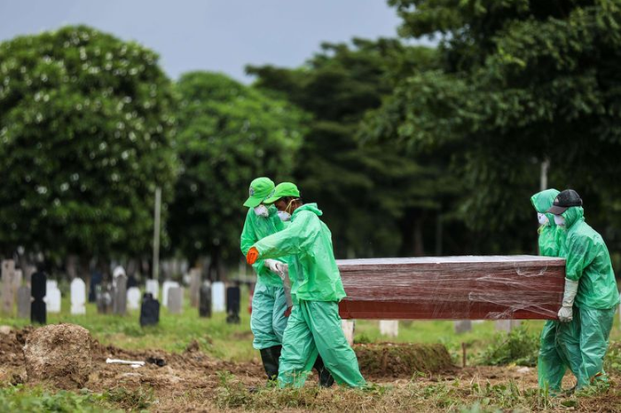 Selama prosesi pemakaman jenazah, penggali makam juga harus menggunakan pakaian pelindung khusus yang telah disediakan.