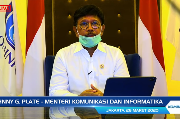 Menkominfo, Johnny G. Plate saat melakukan live streaming terkait aplikasi TraceTogether