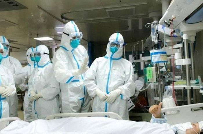 Petugas kesehatan menggunakan Alat Perlindungan Diri (APD). 