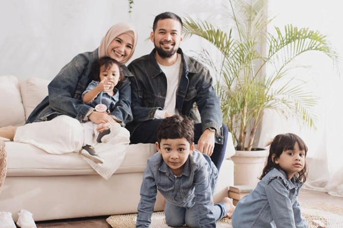 Keluarga Shireen Sungkar dan Teuku Wisnu
