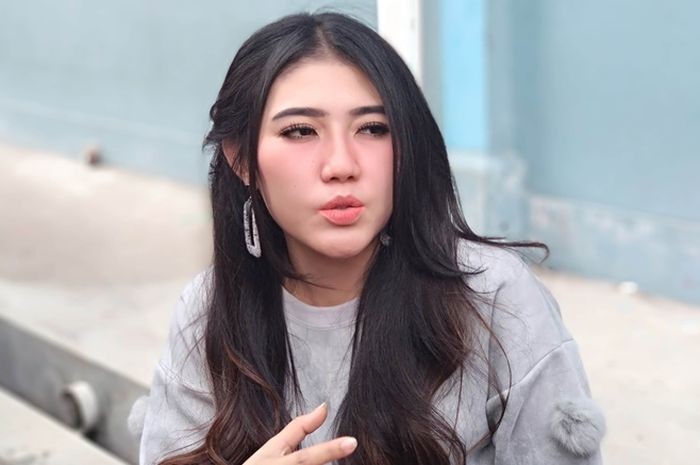 Saat Rebahan Mendadak Kliyengan dan Jatuh ke Lantai, Pedangdut Via Vallen Dilarikan ke Rumah Sakit dan Diminta Jalani Tes Virus Corona