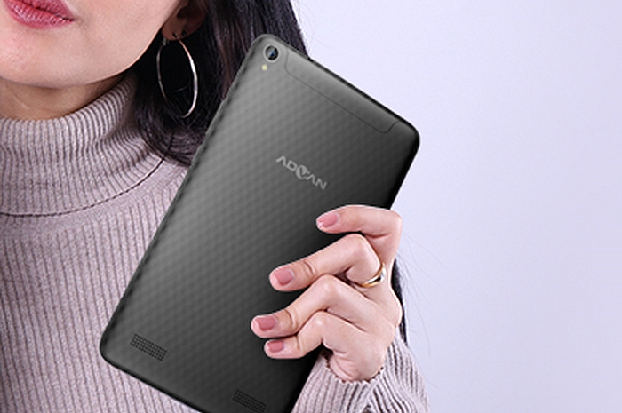 Tampilan belakang Advan Tab 8