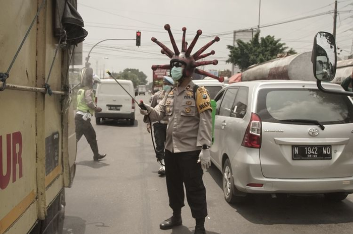 Ilustrasi penyemprotan desinfektan oleh Wakapolres Mojokerta