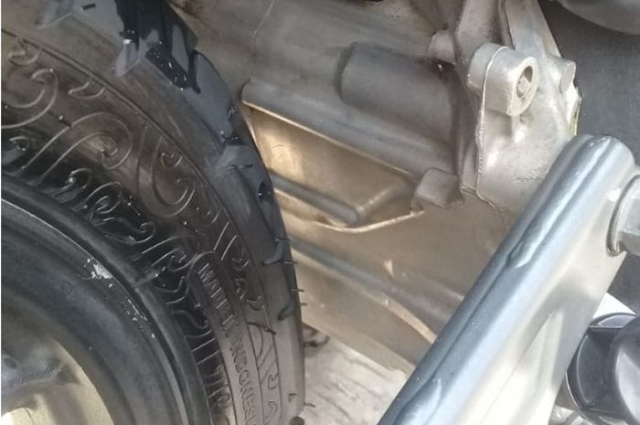 Kolong motor kinclong setelah di cuci menggunakan bambu geprek