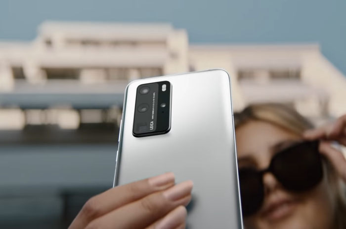 Penampilan bodi belakang Huawei P40 yang memperlihatkan kamera.
