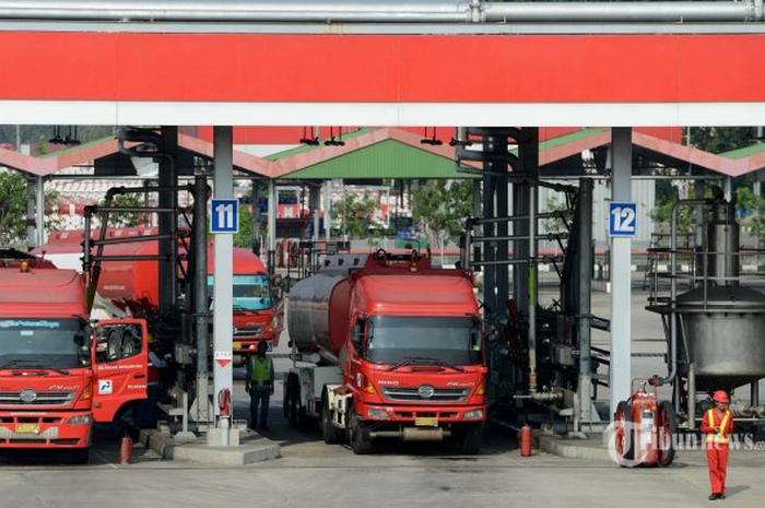 Aktivitas pengisian truk-truk tangki untuk distribusi bahan bakar minyak (BBM) di Depo BBM Pertamina di Plumpang, Jakarta 