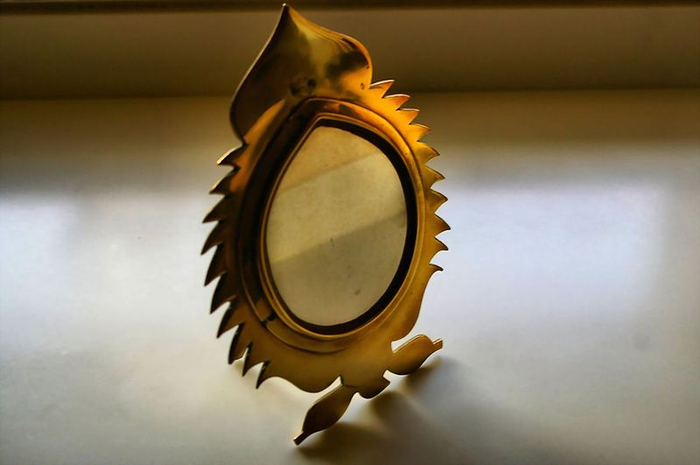 Ilustrasi cermin Aranmula dari India
