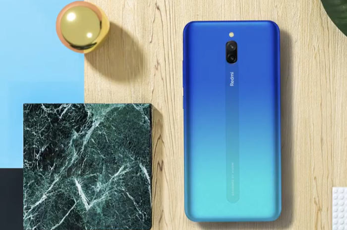 Xiaomi 8A Pro dengan warna Sea Blue.