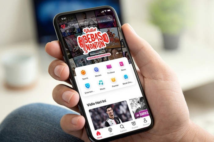 Ilustrasi nonton video streaming di aplikasi Vidio