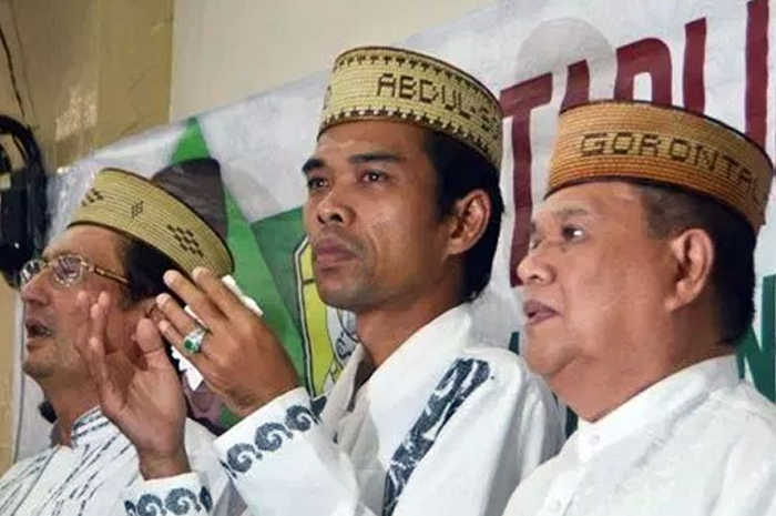 Ustaz Abdul Somad (tengah) 