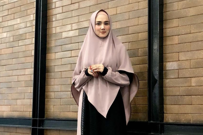 Penampilan Mulan Jameela saat rapat di gedung DPR tuai cibiran