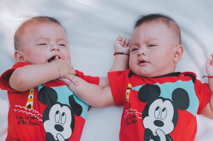 Ilustrasi bayi kembar