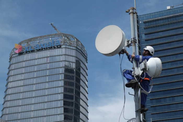 Petugas XL Axiata sedang melakukan pemeliharaan BTS