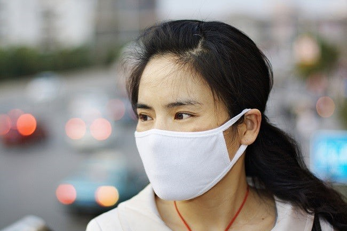 Cara menggunakan masker kain dengan benar untuk mencegah virus Corona.