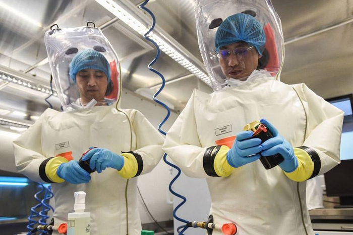 Gambar para peneliti dalam laboratorium Wuhan. 