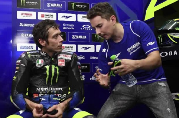Ilustrasi. Valentino Rossi dan Jorge Lorenzo