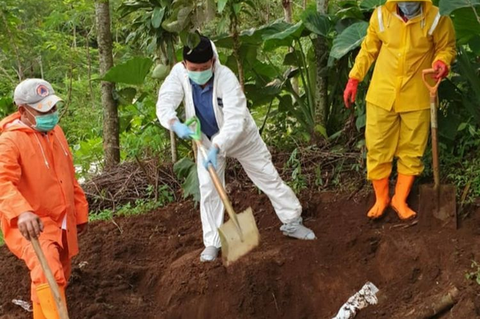 Elus Dada Tak Tega Lihat Banyak Jenazah Pasien Covid-19 Ditolak Mentah-mentah Oleh Sejumlah Daerah, Seorang Pria Ini Sumbangkan secara Cuma-cuma Tanah Seluas 2.500 Meter untuk Dijadikan Pemakaman Padahal Profesinya Ini