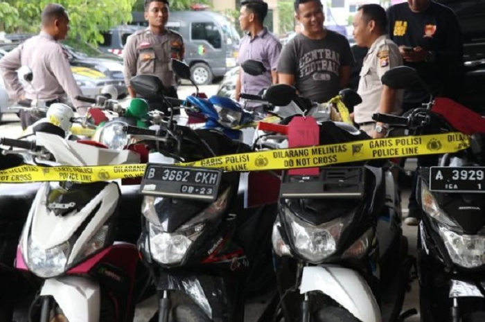 Barang bukti motor yang dicuri kedua pelaku di Mapolres Kota Tangerang, Selasa (11/2/2020),